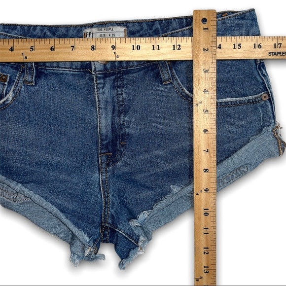FREE PEOPLE 2PC BUNDLE! Denim Micro Mini Cutoff Folded Cuff 90s Jean Shorts 25 - Picture 8 of 11